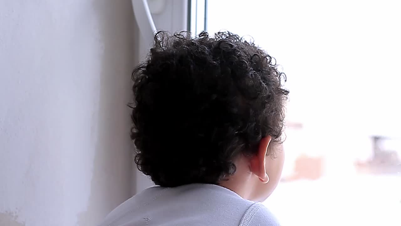 Junge zeichnet mit den Fingern auf ein Fenster, Indoor-Aktivitäten mit Kindern zu Hause, Stock-Videomaterial, Stock-Video