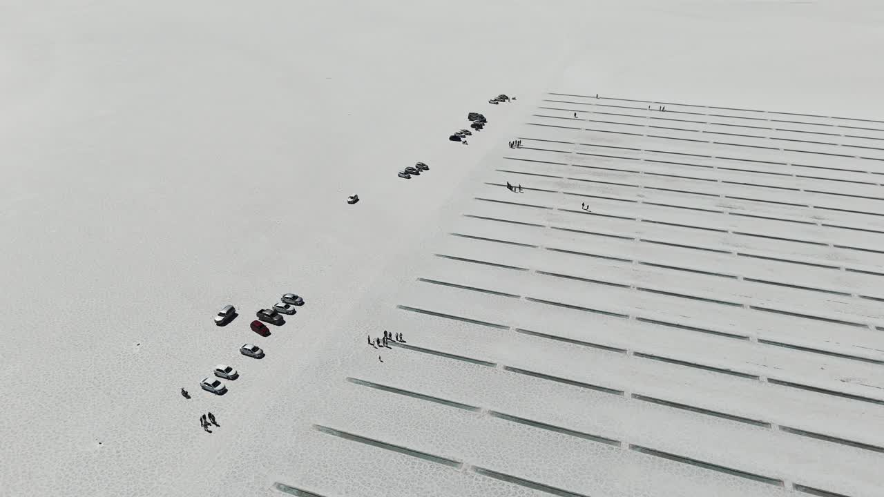 관광객 그룹이 아르헨티나 주주이의 살리나스 그랜데스 소금 평야를 방문합니다.