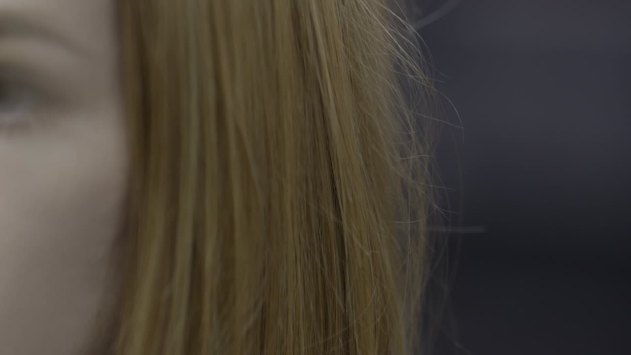 귀걸이 를 들고 음악 을 듣고 있는 여자