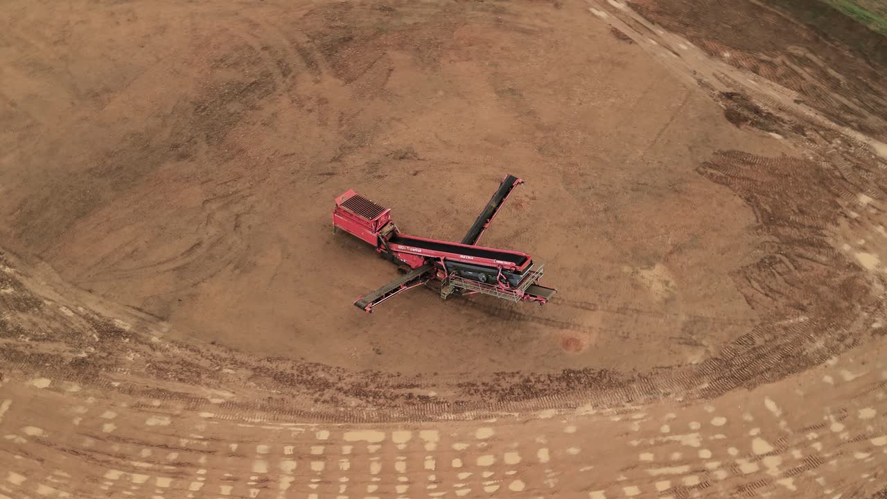 Industriel sigte til screening og sortering af materialer på byggepladsen – droneoptagelse