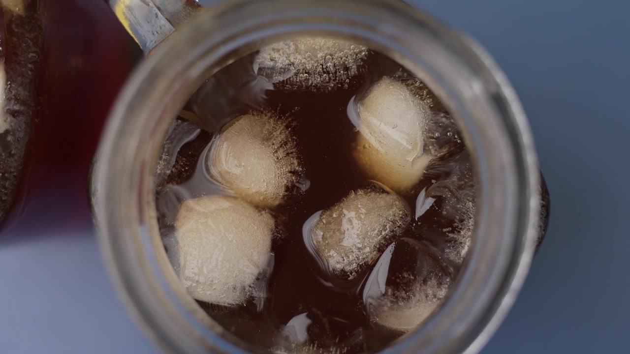 Bicchieri di caffè freddo con cubetti di ghiaccio visibili, video in primo piano.