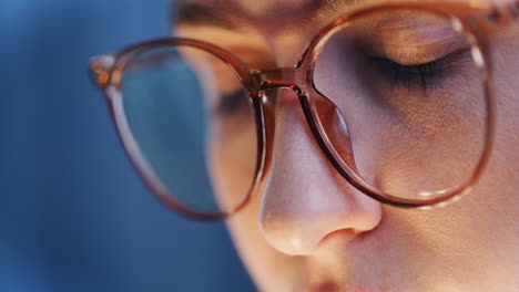 face of concentrated woman working on laptop in office