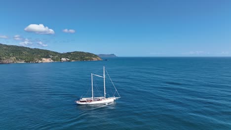 Velero-Dando-Vueltas-Aéreas-En-La-Costa-De-Samaná-En-Un-Día-Soleado,-República-Dominicana