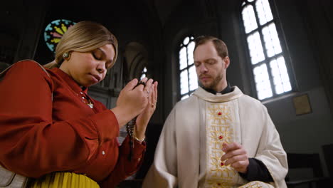 Menschen-In-Einer-Kirche