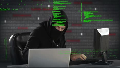 Hacker-Tippt-Auf-Zwei-Computern