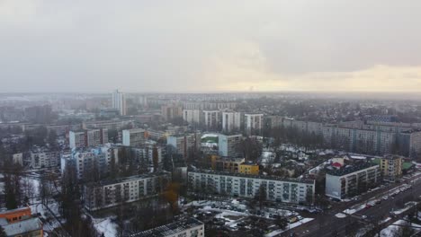 жилые дома советского стиля в пурвциемсе во время зимнего снегопада в латвии, аэрофотосъемка
