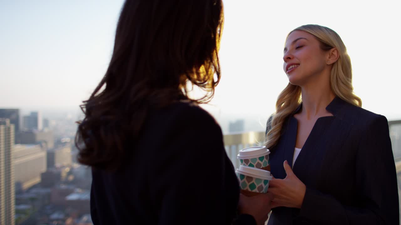 Empresárias de diversas etnias tomando café em um terraço
