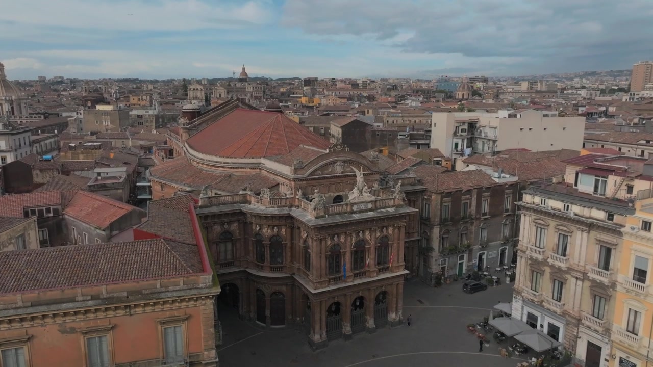 Historiske Teatro Massimo Bellini og Catania by på Sicilia, Italia. – flyfoto