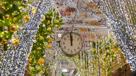 relucientes decoraciones navideñas colgando todo el día en el mercado de chelsea, ciudad de nueva york