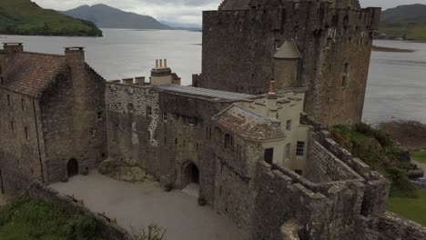 Castillo-De-Eilean-Donan-En-Escocia-Por-Drone