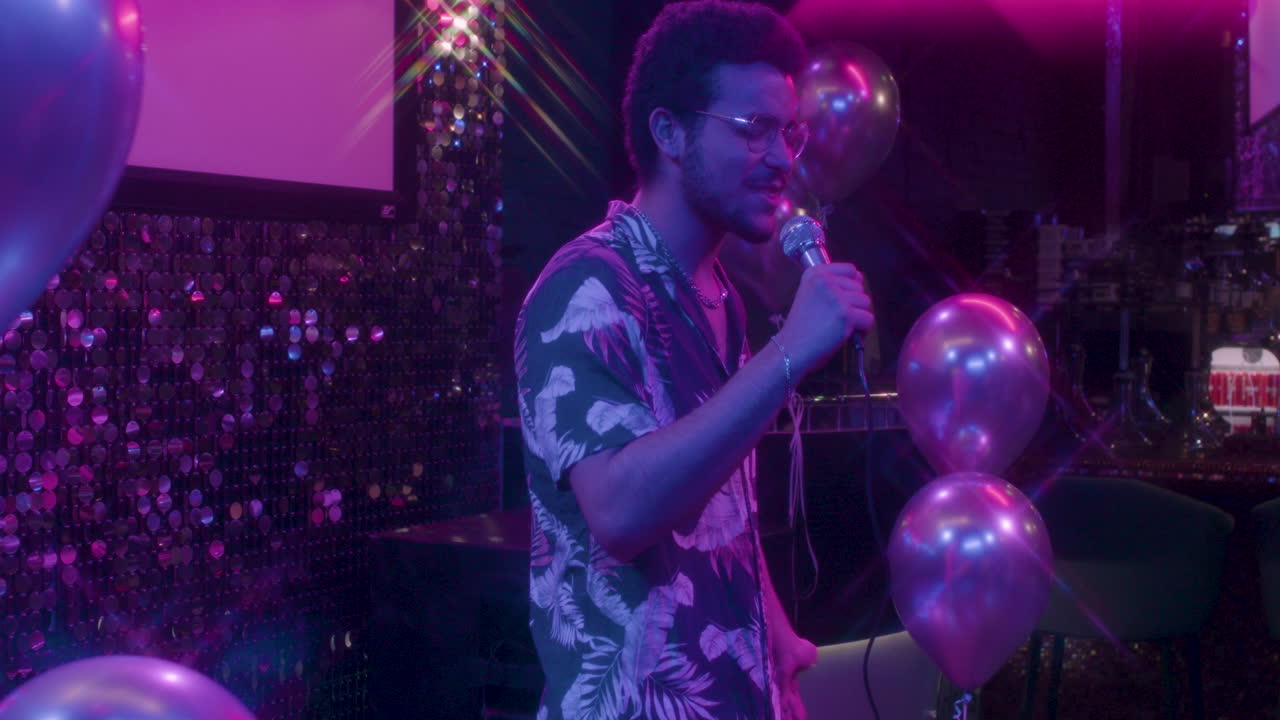 vista de cerca del hombre afroamericano