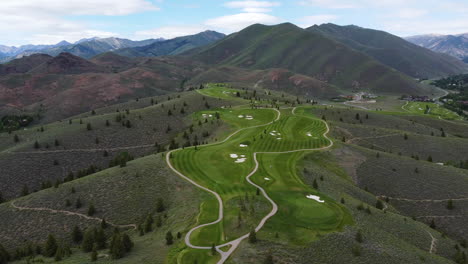 Vista-De-Jib-Drone-De-La-Montaña-De-La-Pendiente-Con-El-Campo-De-Golf-Verde