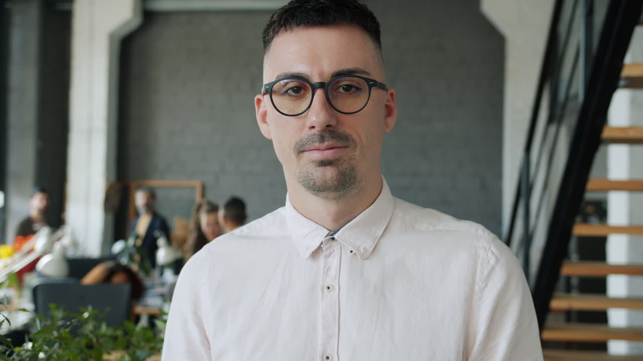 Uomo in ufficio