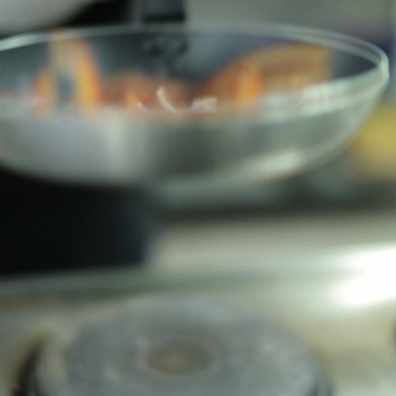 лук поджаренный на сковороде