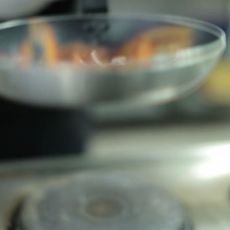 cebolla frita en una sartén