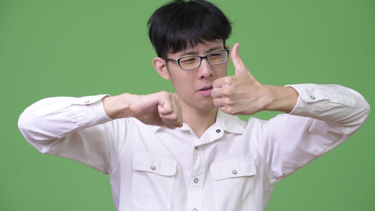 결정을 내리는 데 혼란스러운 젊은 아시아 사업가