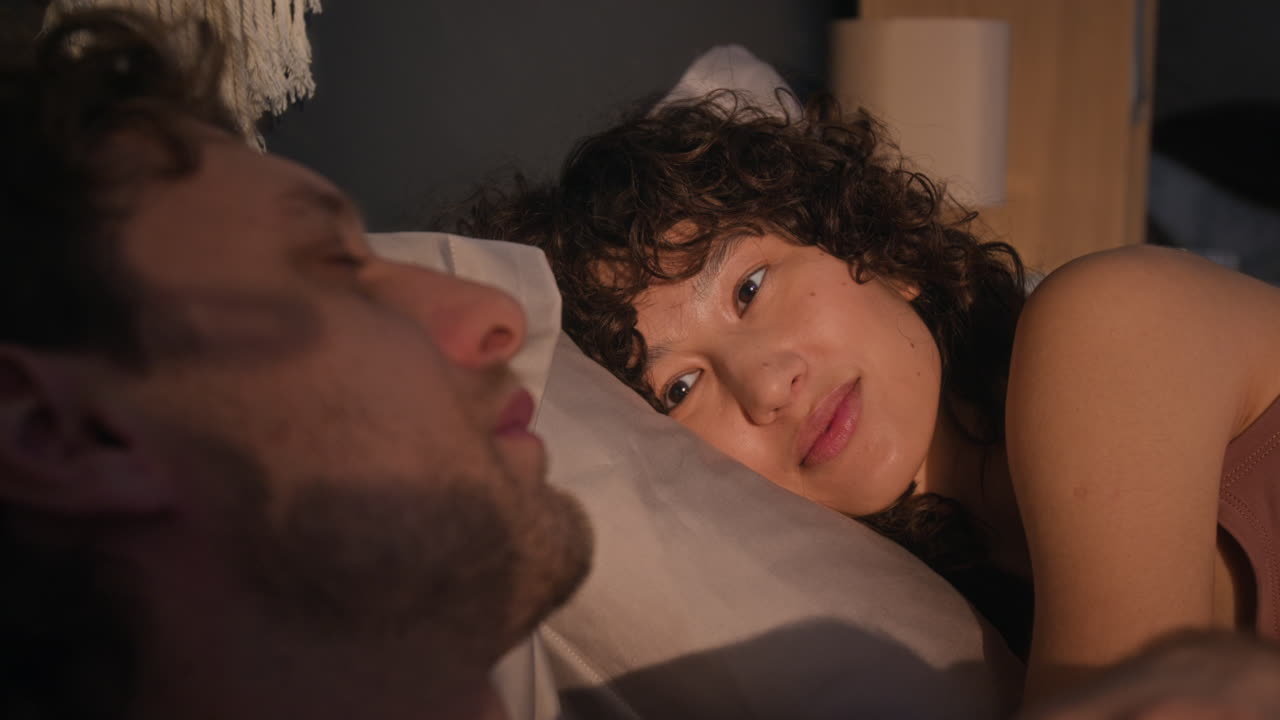 Casal dormindo na cama