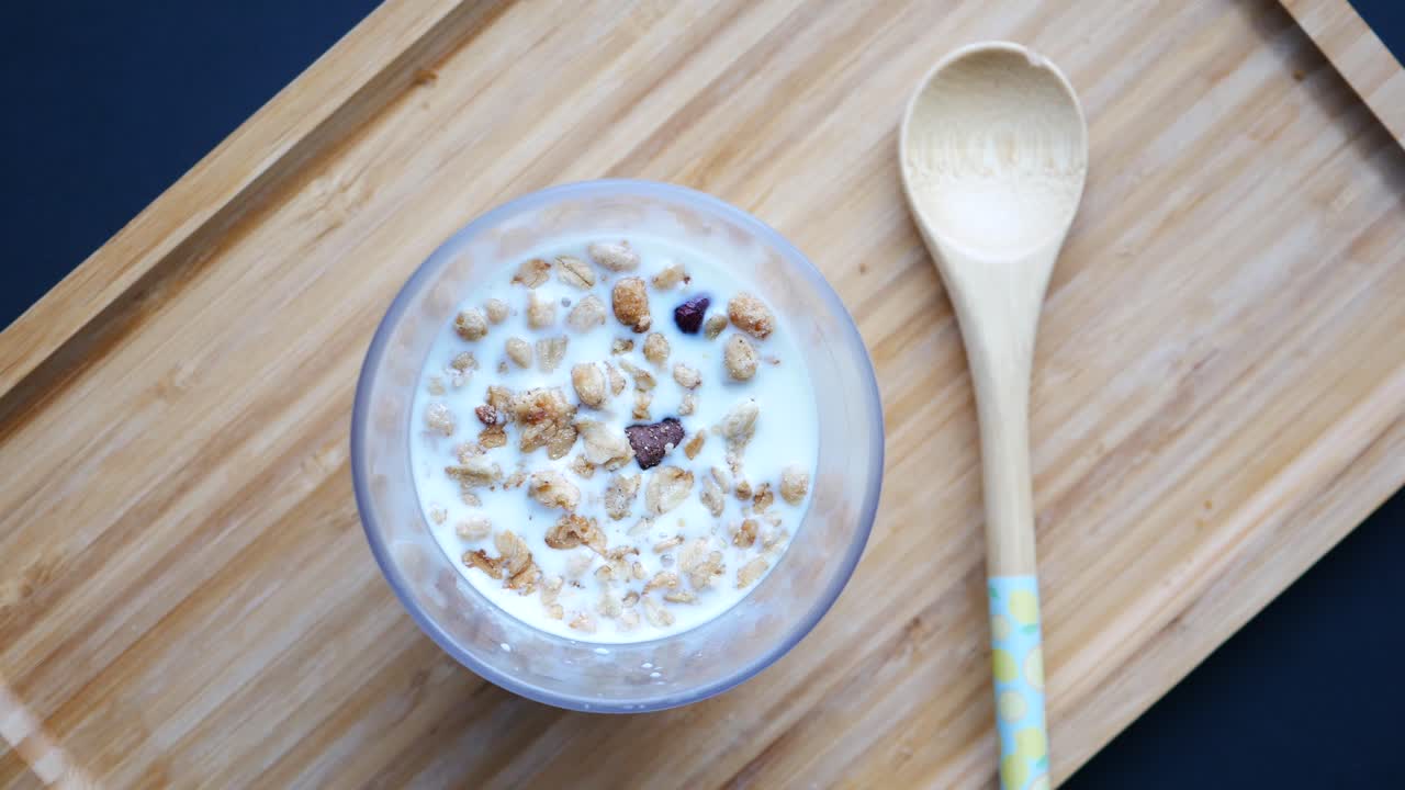 vista superior de musli mezclado con leche en un tazón