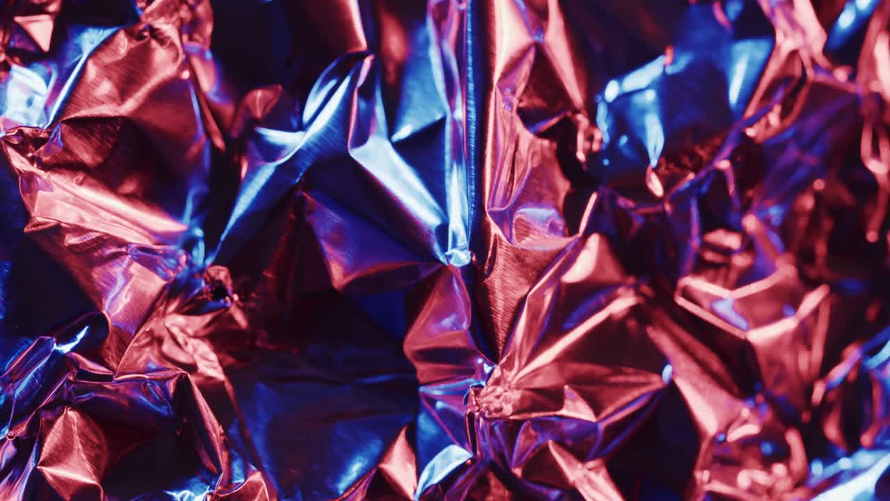 primer plano de piezas de plástico arrugadas azules y rojas en cámara lenta