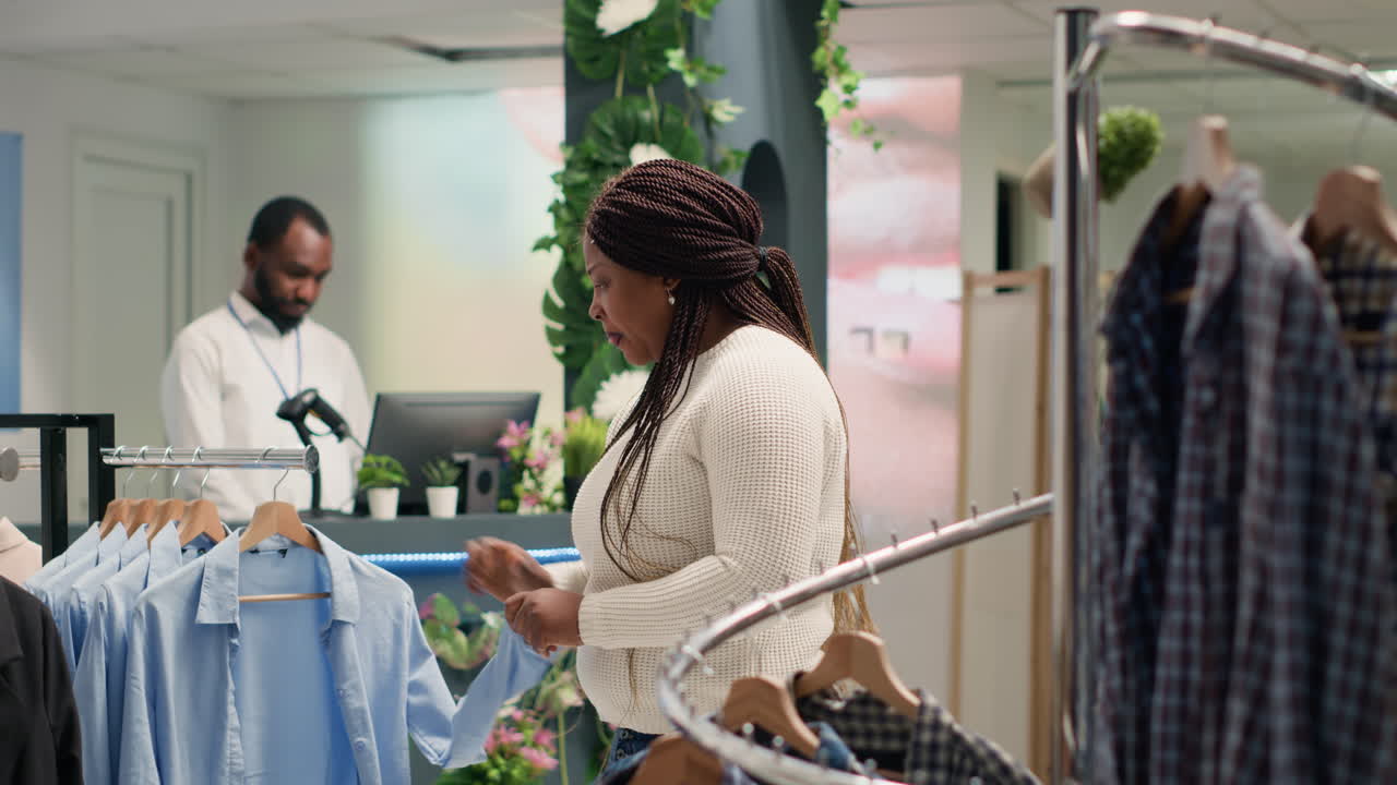 mujer comprando en una tienda de ropa