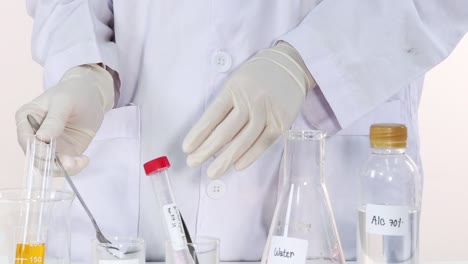 el científico lleva a cabo un colorido experimento de reacción química