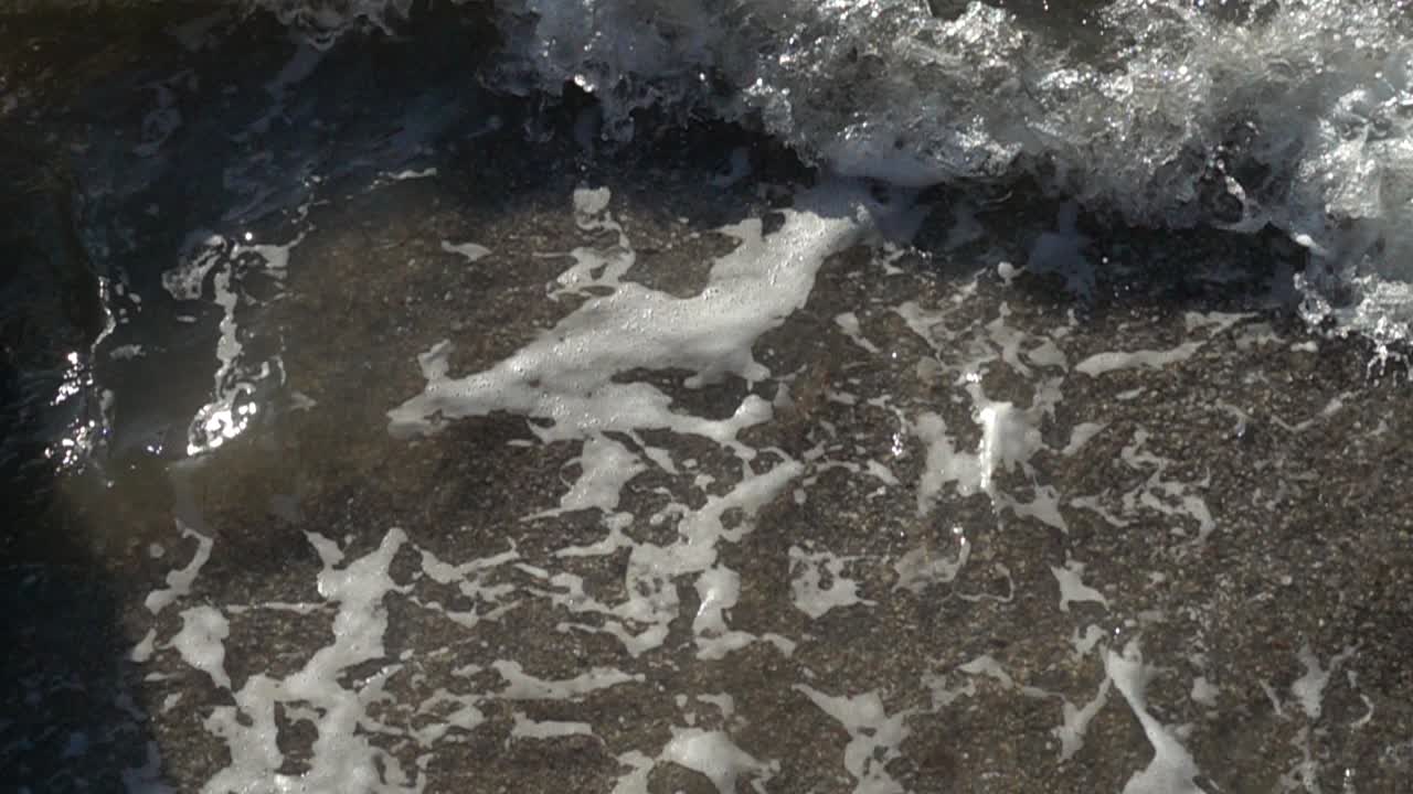 Rekaman ombak laut. Gerak Lambat. Ombak laut.