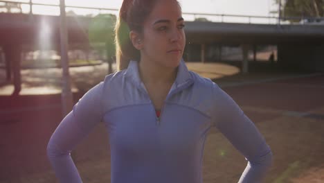 mujer caucásica de pie sola en un parque