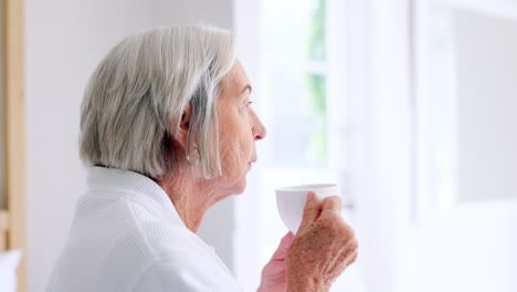 Ältere-Frau-Trinkt-Kaffeetasse