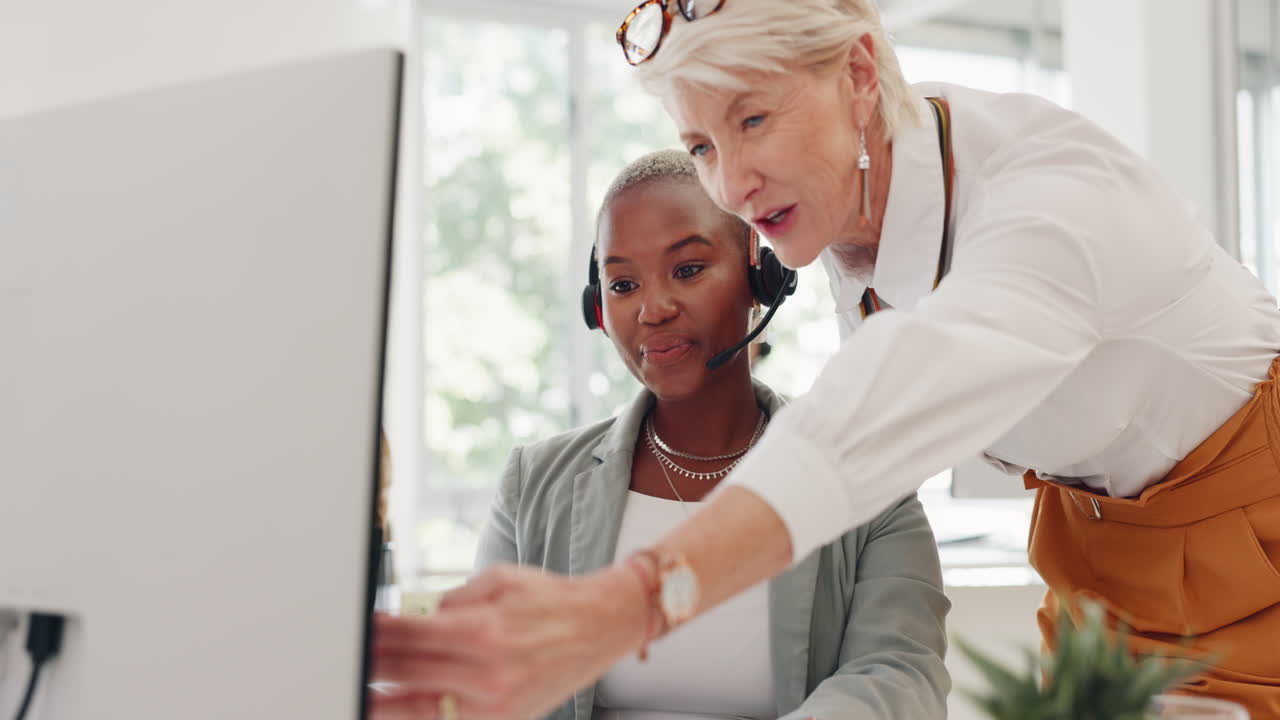 centro de llamadas, entrenamiento y mujer negra con gerente