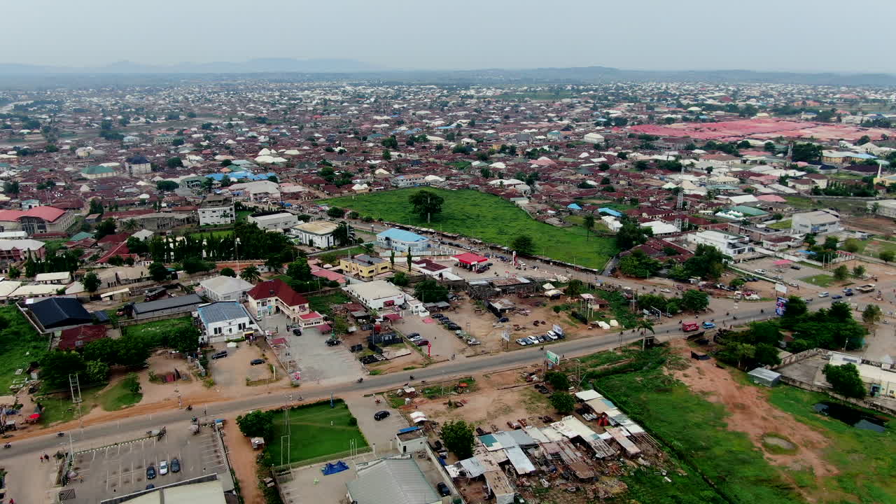 Khu vực Gwagwalada đông dân cư của Abuja, Nigeria vào một ngày đầy khói bụi - bay qua trên không