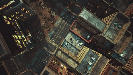 vista aérea cinematográfica de una concurrida intersección de la ciudad por la noche
