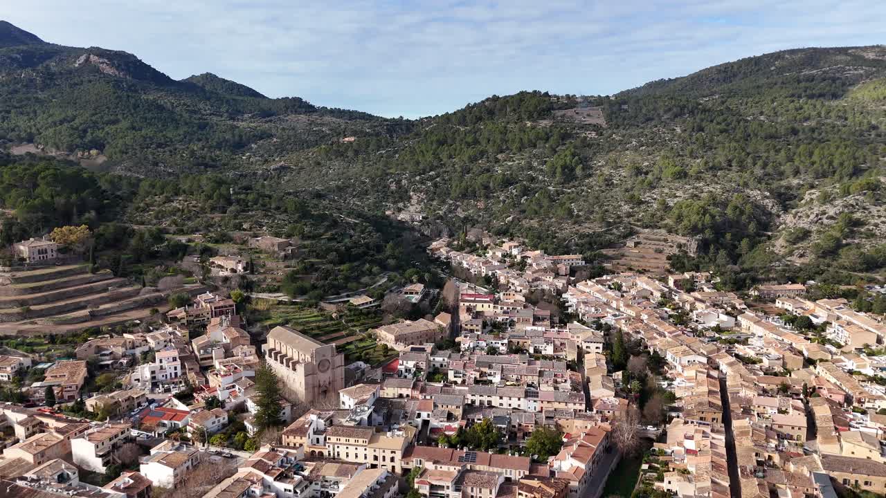 Veduta aerea della valle di Esporles sull'isola di Maiorca, nella Serra de Tramuntana, Spagna
