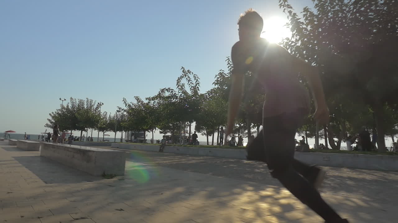 corredor libre en la plaza de la ciudad en un día soleado