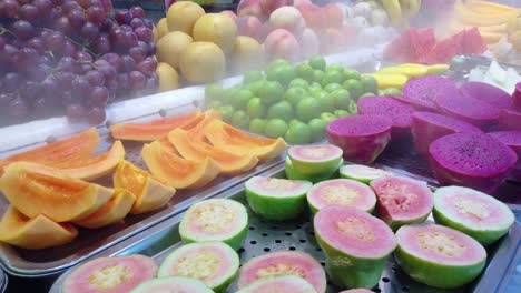 cuencos refrigerados con deliciosas frutas jugosas recién cortadas a la venta en el mercado de china