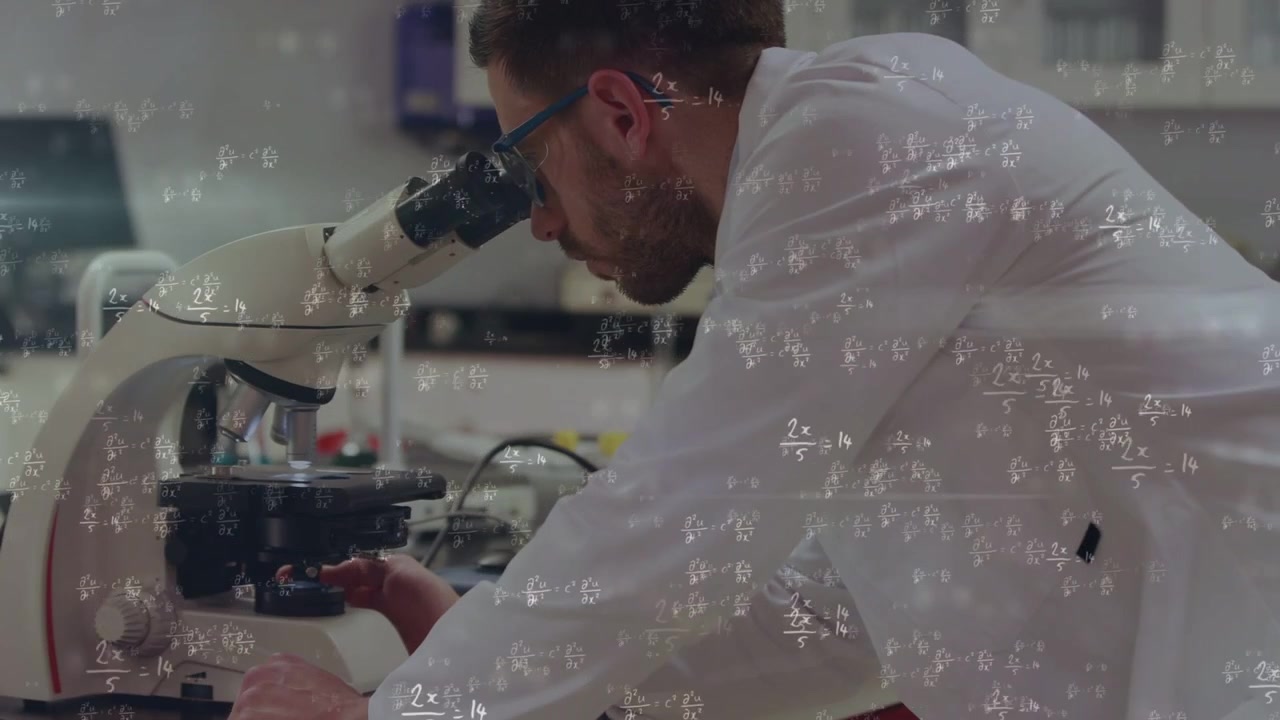 Tecnico di laboratorio che posiziona un vetrino nel microscopio, regola le manopole e testa un campione, con una sovrapposizione matematica in primo piano.