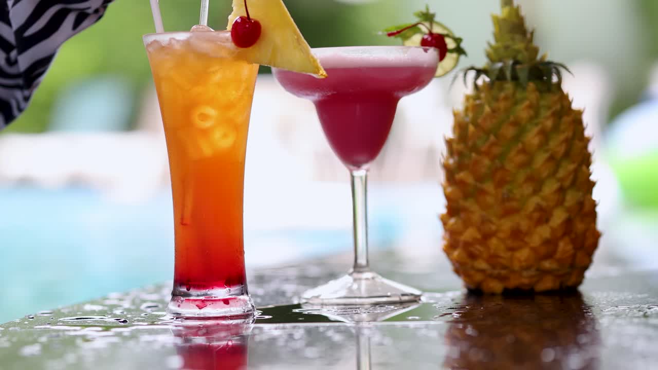 bebidas refrescantes y piña junto a la piscina