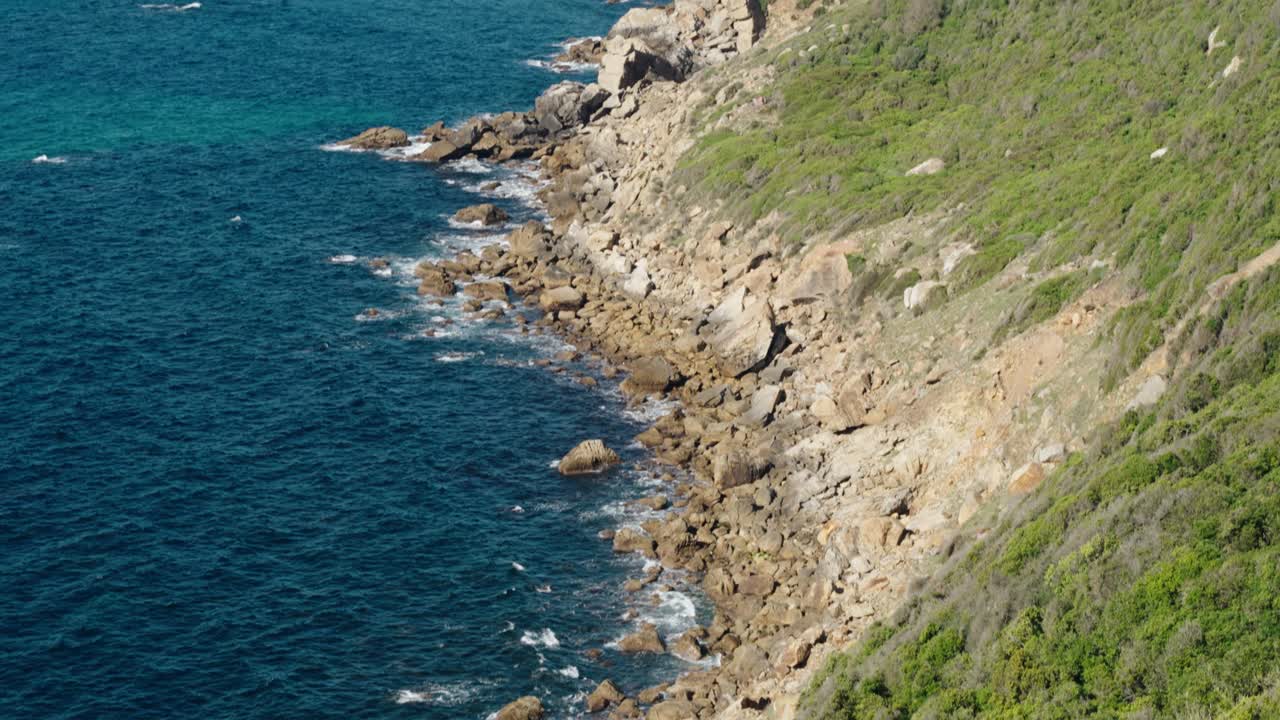 Onde si infrangono su rocce aspre lungo la costa atlantica vicino a Tangeri, Marocco.