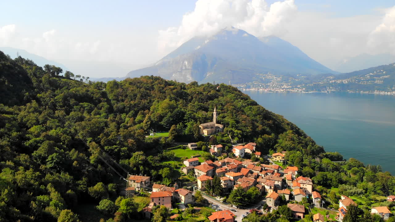 toma de drones del pueblo italiano en perledo, italia, cerca del lago de como y varenna