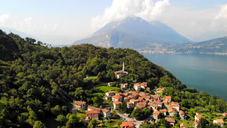 Toma-De-Drones-Del-Pueblo-Italiano-En-Perledo,-Italia,-Cerca-Del-Lago-De-Como-Y-Varenna