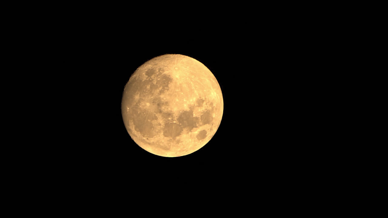 Time-lapse da Super Lua se pondo rapidamente durante o crepúsculo astronômico.