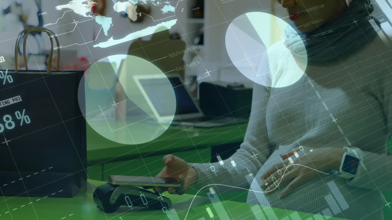 procesamiento de datos financieros contra mujeres que usan teléfonos inteligentes