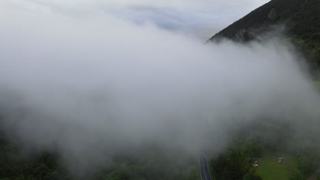 Schuss-Aus-Der-Luft-Aus-Einer-Großen-Wolke-über-Einem-Wald-In-Den-Pyrenäen