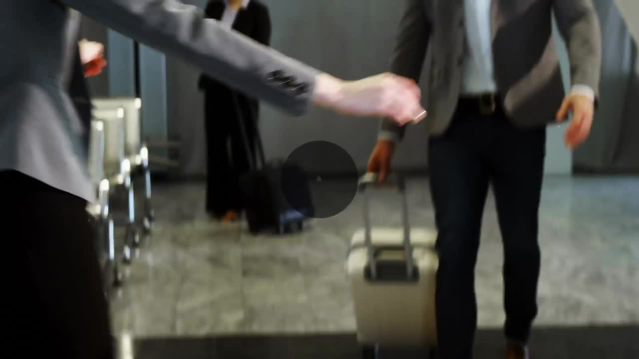 様々なビジネスマンとビジネスマンが空港で抱きしめているプロフィールアイコンのネットワークのアニメーション