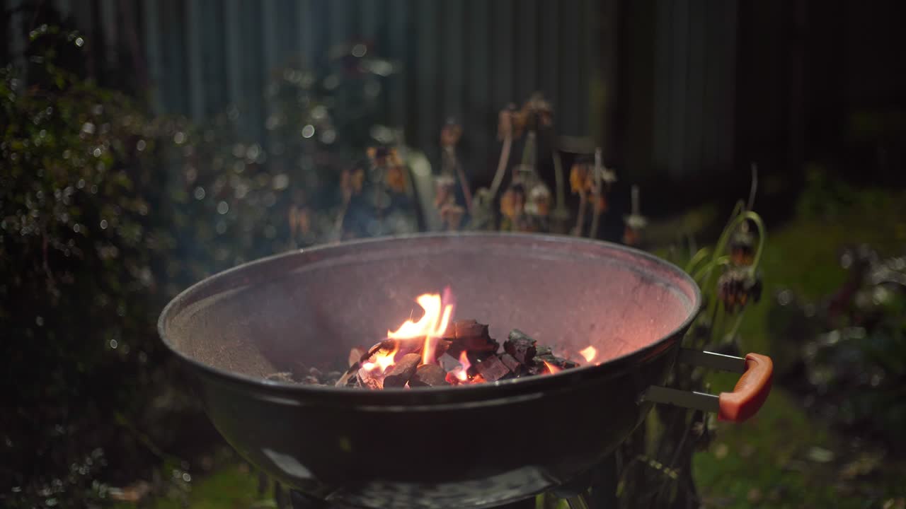 빨간색과 뜨거운 석탄이 아름답게 반인다
