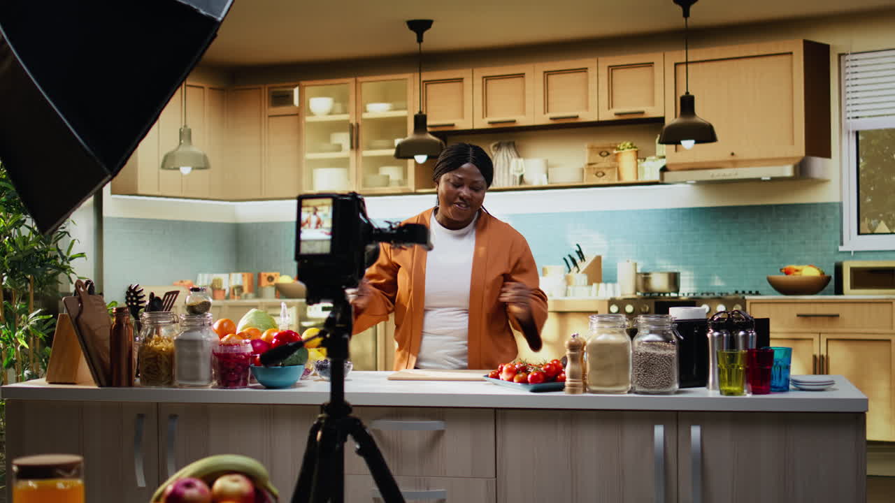Treppiede e macchina fotografica, afroamericano, food vlogger, contenuti culinari