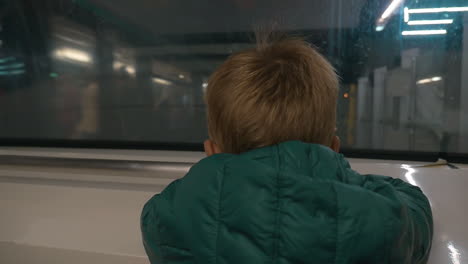 Niño-Pequeño-Mirando-Por-La-Ventana-Del-Tren-Subterráneo.