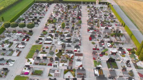 el cementerio se encuentra junto a grandes jardines de lúpulo