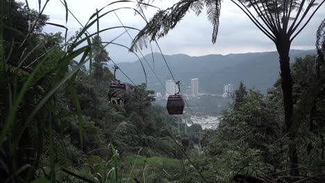 Timelapse-of-the-cable-car-in-Genting-Highlands,-Malaysia