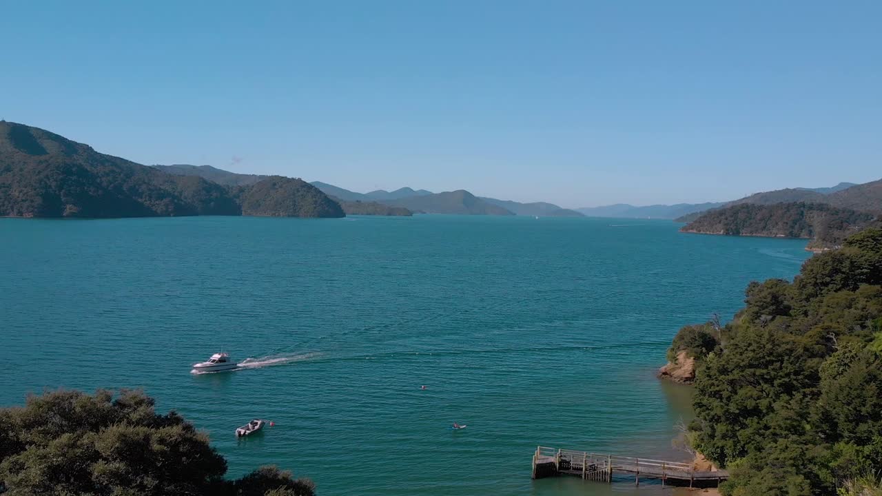 slowmo - 퀸 샬롯 사운드, 말보로 사운드, 남섬, 뉴질랜드의 보트와 부두의 공중 전망