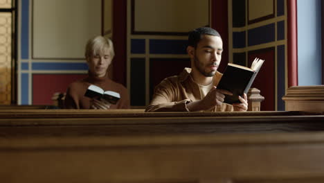 Hombres-Leyendo-El-Libro-Sagrado